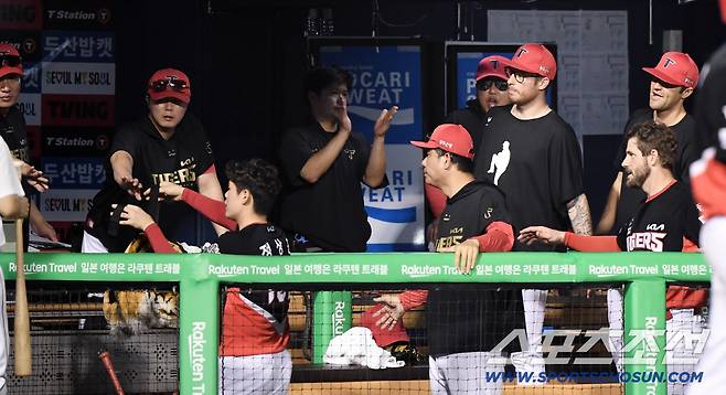 김태군을 환한 미소로 맞이하는 네일