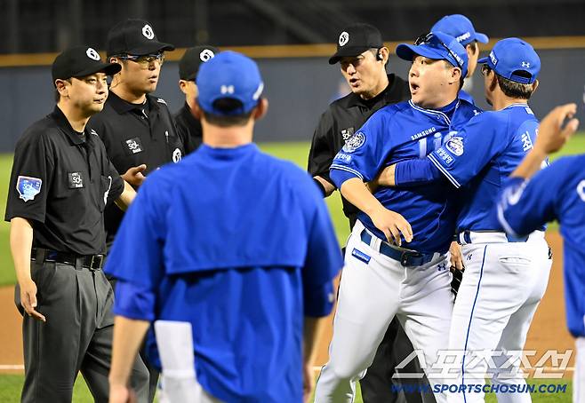 2일 잠실야구장에서 열린 삼성과 두산의 경기, 7회말 삼성 박진만 감독이 김선수 3루심이 두산 김재환의 체크스윙을 볼로 판정하자 그라운드로 나와 어필하고 있다. 잠실=허상욱 기자wook@sportschosun.com/2025.07.02/