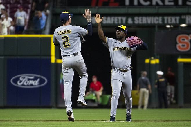 밀워키 브루어스 2루수 브라이스 투랑과 유격수 앤드루 모나스테리오가 지난 17일(한국시각) 신시내티 레즈를 껐고 14연승을 확정한 뒤 하이파이브를 하고 있다. AP연합뉴스