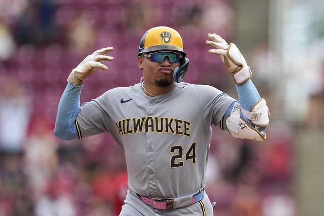 윌리엄 콘트레라스가 18일(한국시각) 신시내티 레즈전서 9회초 투런홈런을 날린 뒤 세리머니를 하며 베이스를 돌고 있다. AP연합뉴스