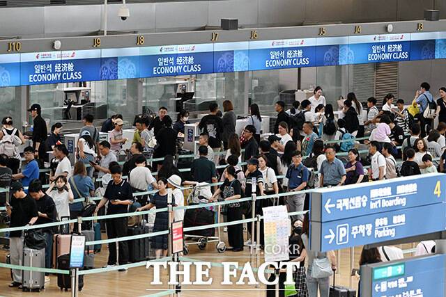 14일 국토교통부 항공통계에 따르면 지난달 중국 노선 여객 수는 159만3334명으로 전년 동월 대비 102.6% 증가했다. 인천국제공항 내부. /남용희 기자