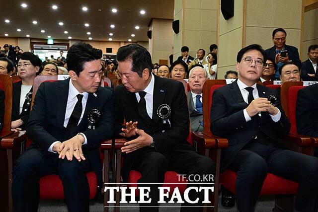 정청래 더불어민주당 대표(가운데)가 18일 서울 동작구 국립서울현충원 현충관에서 열린 '김대중 전 대통령 서거 16주기 추도식'에 참석해 강훈식 대통령 비서실장과 대화하고 있다. 오른쪽은 송언석 국민의힘 비상대책위원장 겸 원내대표. /남윤호 기자