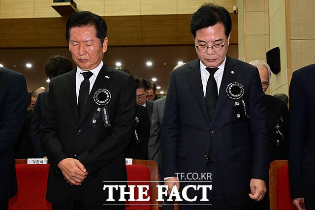 고 김대중 전 대통령 추모하는 여야 대표.