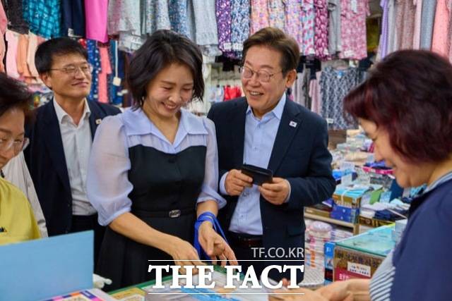 이재명 대통령과 김혜경 여사가 17일 서울 은평구 연서시장을 방문해 잠옷 구매를 하고 있다./ 사진=대통령실 제공