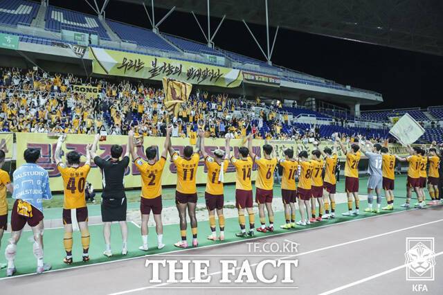 2025 하나은행 코리아컵이 결승행 티켓을 놓고 마지막 승부에 돌입한다. 지난 7월 2일 열린 8강전에서 승리한 광주FC, 부천FC1995, 전북현대, 강원FC가 나란히 준결승에 올라 우승컵을 향한 도전에 나선다.. 사진은 8강전에서 울산HD를 꺾고 기뻐하는 광주FC의 모습. /KFA