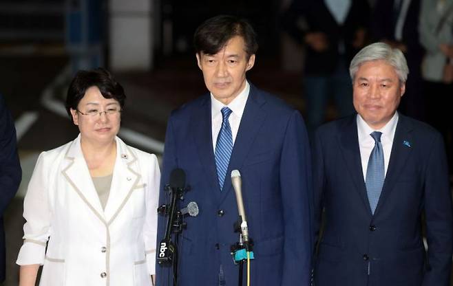조국 조국혁신당 전 대표가 15일 서울 구로구 남부교도소에서 광복절 특별사면·복권 조치로 출소하며 대국민 인사를 하고 있다. 연합뉴스