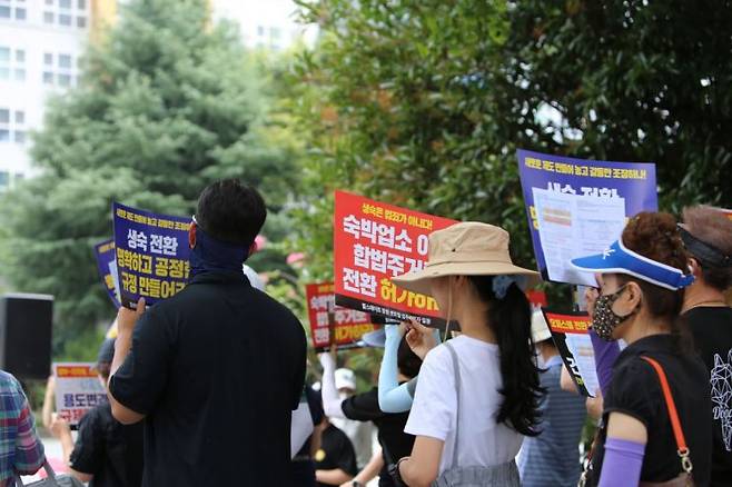 경남 창원시 성산구 상남동 '생활형 숙박시설' 힐스테이트 창원 센트럴 입주예정자들이 오피스텔로의 용도 변경을 촉구하는 손팻말을 들고 있다. 이세령 기자