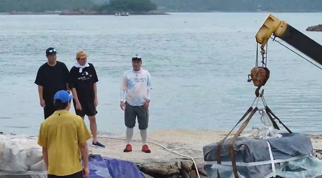 '푹 쉬면 다행이야'(푹다행) 이대호, 안정환에 불만 폭발! "맨날 부려먹고 개고생만 시켜"…1톤 작업물에 '경악'