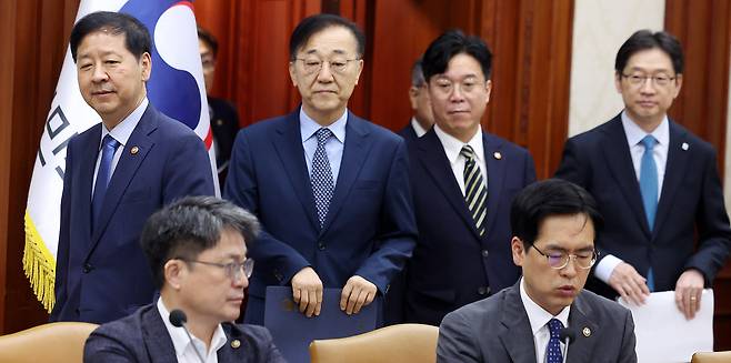 ‘실용적 시장주의 정부’를 추구하겠다던 이재명 정부가 최근 각종 기업 옥죄기 법안 추진과 코드 인사 등으로 과거의 진영 논리를 답습하는 것 아니냐는 우려가 나온다. 구윤철(왼쪽) 부총리 겸 기획재정부 장관과 김윤덕(가운데) 국토교통부 장관, 김영훈 고용노동부 장관이 14일 정부서울청사에서 열린 경제관계장관회의에 참석하고 있다./뉴시스