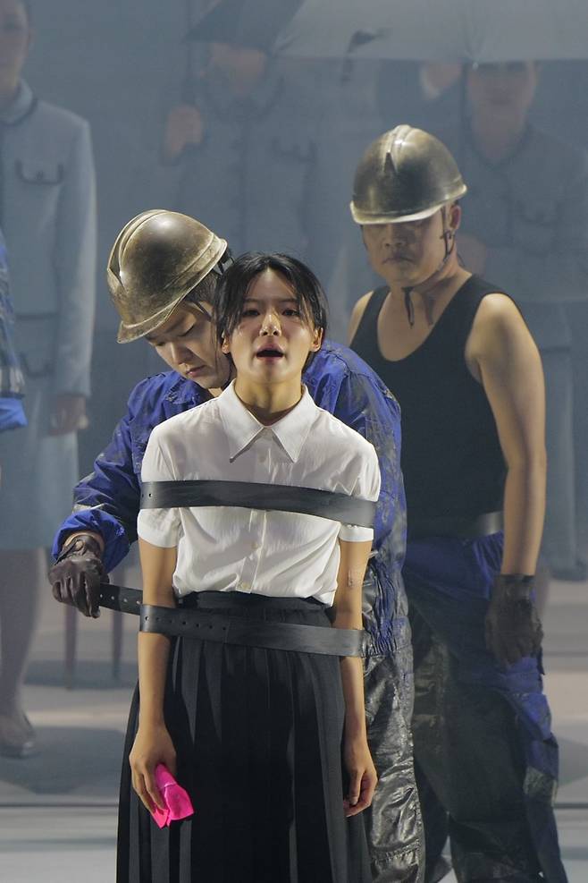 국립극장과 전주세계소리축제가 공동제작한 창극 '심청' 중 남경선인들에게 팔린 심청(김우정)이 인당수에 산 제물로 던져지는 장면. /전주세계소리축제