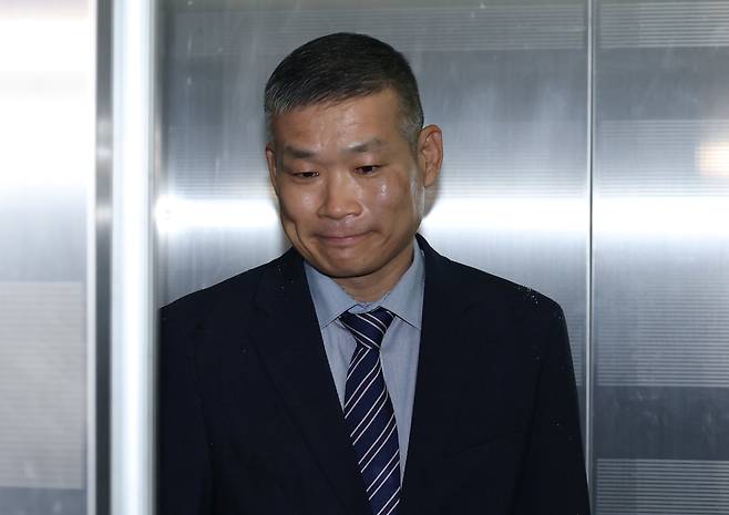 김동혁 국방부검찰단장(육군 준장·직무배제)이 지난 13일 오전 서울 서초구 순직해병 특검팀(이명현 특별검사) 사무실에서 피의자 신분으로 출석해 조사실로 향하고 있다./뉴스1
