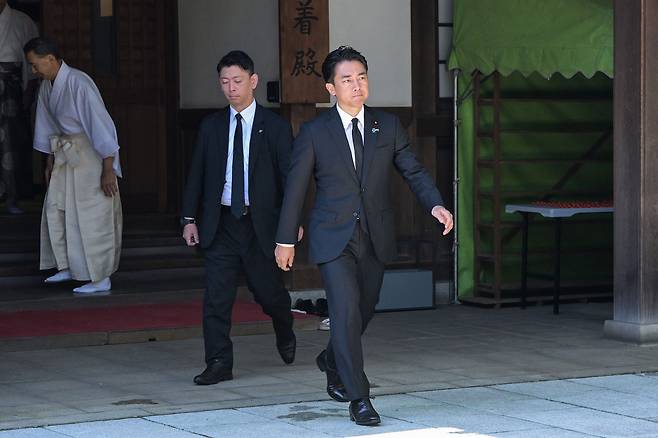 고이즈미 신지로 일본 농림상(오른쪽)이 제2차 세계대전 일본 항복 80주년을 맞은 15일 도쿄 야스쿠니 신사를 참배한 뒤 떠나고 있다./AFP 연합뉴스