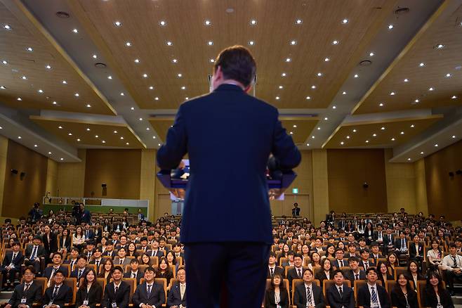 이재명 대통령이 지난 14일 충북 진천 국가공무원인재개발원에서 5급 신임관리자 과정 교육생에게 특강을 하고 있다. /이재명 대통령 SNS