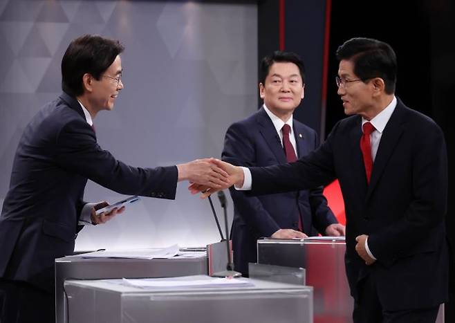 국민의힘 김문수 당대표 후보(사진 오른쪽)와 조경태 후보가 17일 오후 서울 여의도 KBS에서 진행된 '당대표 후보자 TV토론회'에 참석해 악수를 하고 있다. ⓒ뉴시스