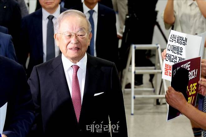 CJ 대표이사 회장인 손경식 한국경영자총협회(경총) 회장이 18일 오전 서울 여의도 국회 소통관 기자회견장에서 열린 이른바 '노란봉투법'으로 알려진 노조법 2, 3조 개정 중단을 촉구하는 기자회견에 참석하기 위해 이동하고 있다. ⓒ데일리안 홍금표 기자