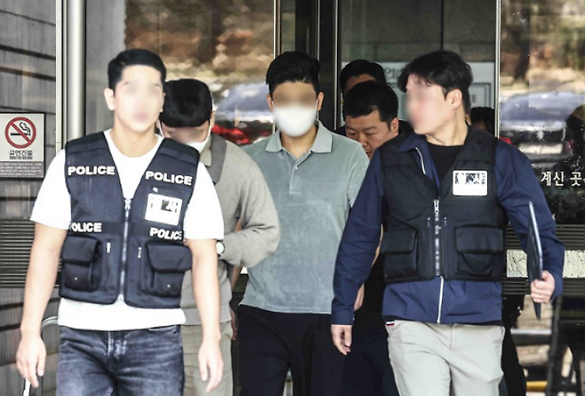 마약 투약 혐의를 받는 이철규 국민의힘 의원 아들 이모씨가 지난 4월 서울 서초구 서울중앙지방법원에서 구속 전 피의자심문(영장실질심사)을 마치고 청사 밖으로 나서고 있다. ⓒ연합뉴스