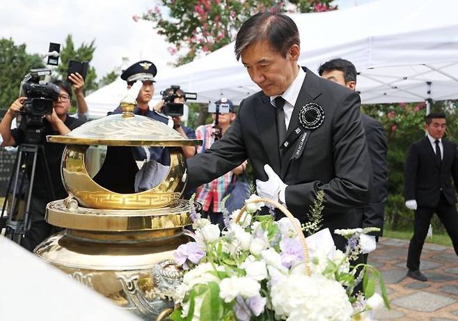 조국 조국혁신당 전 대표가 김대중 전 대통령 서거 16주기인 18일 서울 동작구 국립서울현충원 김 전 대통령 묘역에서 참배하고 있다. ⓒ뉴시스
