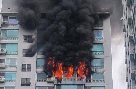 17일 오전 서울 마포구 창전동의 한 아파트 14층에서 화재가 발생해 검은 연기가 치솟고 있다. 이 불로 모자 관계인 2명이 숨지고 주민 13명이 연기를 마시는 등 다쳤다. 경찰과 소방당국은 정확한 화재 원인을 조사하고 있다. 독자 김영문 씨 제공