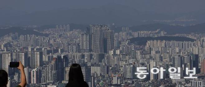 17일 한국부동산원 주간 아파트 가격동향에 따르면 서울 아파트값 상승 폭이 주간 단위로 확대됐다가 축소되는 등 혼조세가 두드러지고 있다. 사진은 남산타워에서 바라본 서울의 아파트 모습. 이훈구 기자 ufo@donga.com