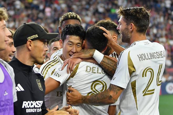 메이저리그사커(MLS) 로스앤젤레스(LA) FC의 손흥민(왼쪽에서 두 번째)이 17일 뉴잉글랜드와의 방문경기에서 후반 6분 선제골을 넣은 마크 델가도를 안고 기뻐하고 있다. 사진 출처 LA FC 소셜미디어