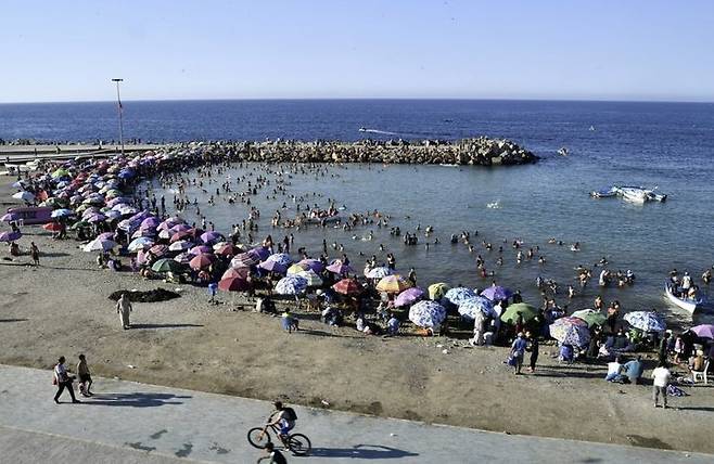 알제리의 한 해변 마을에 몰린 여름 수영객들. 알제리 동부 테베사 주에서는 17일 (현지시간) 규모 5.8의 지진이 발생했다고 알제리 천문·천체·지구물리 연구센터(CRAAG)가 발표했다. 2025.08.18.