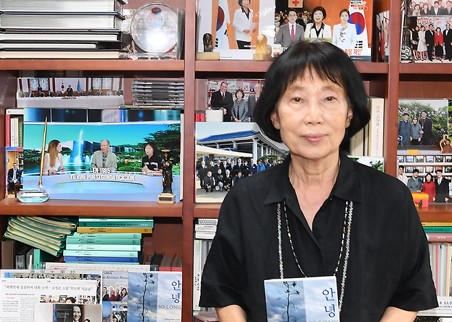 김선향 북한대학원대학교 이사장이 1일 서울 종로구 삼청동 북한대학원대 집무실에서 최근 출간한 한영시집 ‘안녕’을 들고 포즈를 취했다. 북한대학원대 제공.