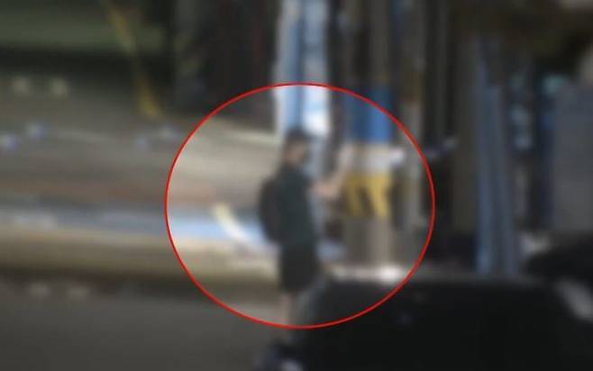 서울 서초구 주택가를 돌며 ‘던지기 수법’으로 마약류를 유통하는 20대 남성 A 씨의 모습. A 씨가 구매자에게 마약을 숨겨둔 위치를 알려주기 위해 휴대전화로 사진을 찍고 있다. 채널A