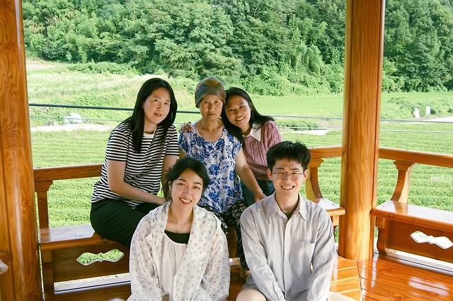 2025년 행정안전부 청년마을 지원 대상에 선정된 전남 보성군 그린티모시레 구성원들이 마을 정자에서 주민과 함께 포즈를 취하고 있다. 뒷줄 오른쪽이 용수진 그린티모시레 대표.  제공 용수진 대표