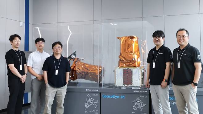 쎄트렉아이 대전 본사 1층에 전시된 중소형 지구관측 위성 모형 앞에서 기념촬영 중인 문용준 PM, 서상훈 팀장, 이병훈 그룹장, 윤세영 PM, 김종운 PM(왼쪽부터). 쎄트렉아이 제공