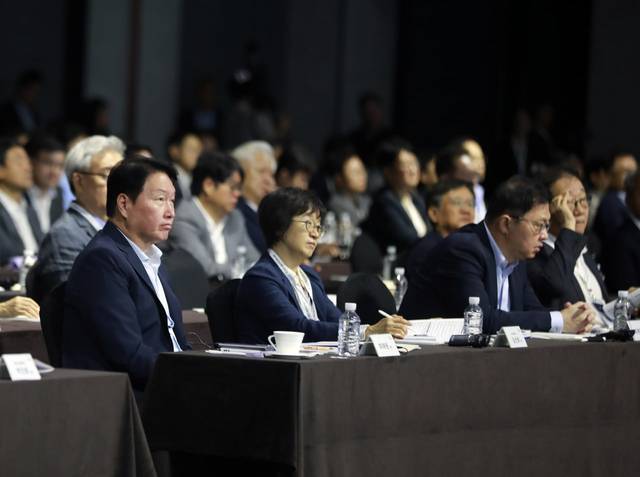 최태원(왼쪽부터) SK 회장, 김선희 SK㈜ 이사회 의장, 최재원 SK 수석부회장, 김용학 SK텔레콤 이사회 의장이 18일 서울 광진구 워커힐 호텔에서 열린 ‘이천포럼 2025’에서 발표를 듣고 있다. SK 제공