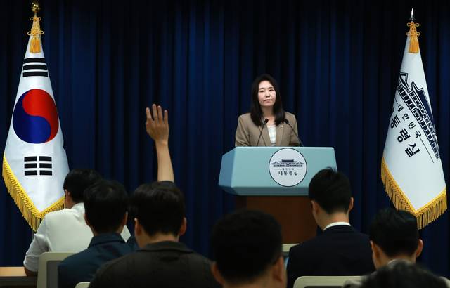 질문 받는 강유정 대통령실 대변인 . 연합뉴스