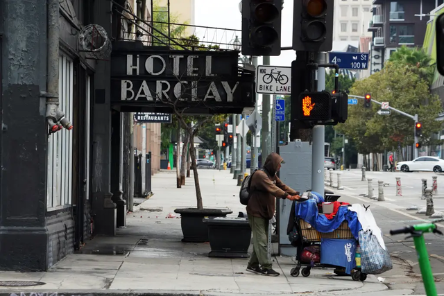 미국 로스앤젤레스의 한 호텔 앞에서 카트를 밀고 있는 노숙자의 모습. [뉴욕 포스트 캡처]