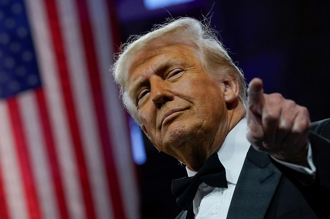 미국 워싱턴 D.C. 국립건축박물관에서 열린 전국공화당의회위원회(NRCC) 만찬에 참가한 트럼프 대통령. 〈로이터 연합뉴스〉