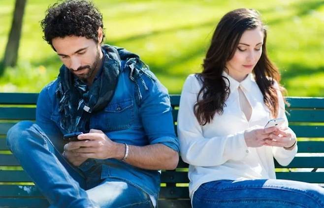 취업 불황과 고물가에 직면한 Z세대(20대 초반~20대 후반)가 데이트에 쓰는 월평균 비용이 사실상 '0원'이라는 조사 결과가 나왔다. 사진=게티이미지