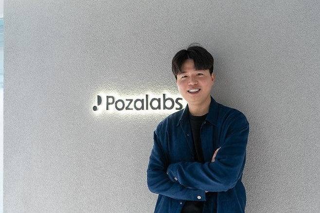 허원길 포자랩스 대표가 18일 서울 서초구 포자랩스 사무실 앞에서 포즈를 취하고 있다. 허 대표는 "포자랩스는 화성학 학습을 통해 음악 결과물을 만들어낸다"고 강조했다.