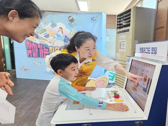 지난 15~17일 3일간 고성 당항포관광지 공룡놀이마을에서 열린 '찾아가는 작은 과학관'에서 어린이가 이동형 전시물을 체험하고 있다. 국립부산과학관 제공