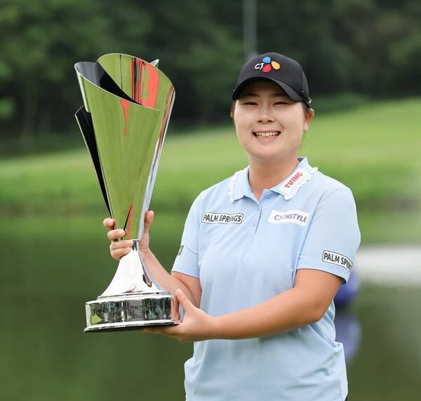 2025년 한국여자프로골프(KLPGA) 투어 메디힐·한국일보 챔피언십 우승을 차지한 홍정민 프로가 우승 트로피를 들고 기념 촬영하는 모습이다. 홍정민은 이번 대회 우승과 함께 KLPGA 투어 72홀 최소타(최저타, 최소 스트로크) 기록을 세웠다. 사진제공=KLPGA (사진을 무단으로 사용하지 마십시오.)