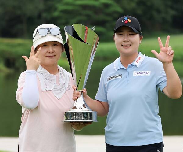 2025년 한국여자프로골프(KLPGA) 투어 메디힐·한국일보 챔피언십 우승을 차지한 홍정민 프로가 어머니와 우승의 기쁨을 나누는 모습이다. 홍정민은 이번 대회 우승과 함께 KLPGA 투어 72홀 최소타(최저타, 최소 스트로크) 기록을 세웠다. 사진제공=KLPGA (사진을 무단으로 사용하지 마십시오.)
