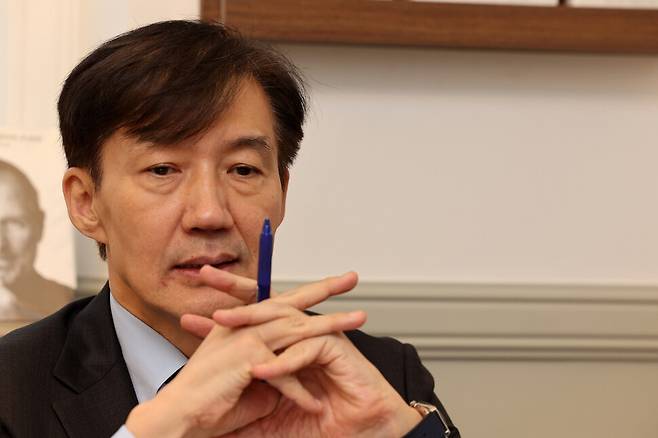 조국 전 대표가 15일 한겨레 인터뷰에서 질문에 답하기 전 잠시 생각에 잠겨 있다. 조 전 대표는 “젊은 세대의 ‘입시 비리’ 비판은 변명할 수 없는 문제다. 행동과 실천으로 보여주겠다”고 말했다. 류우종 기자 wjryu@hani.co.kr