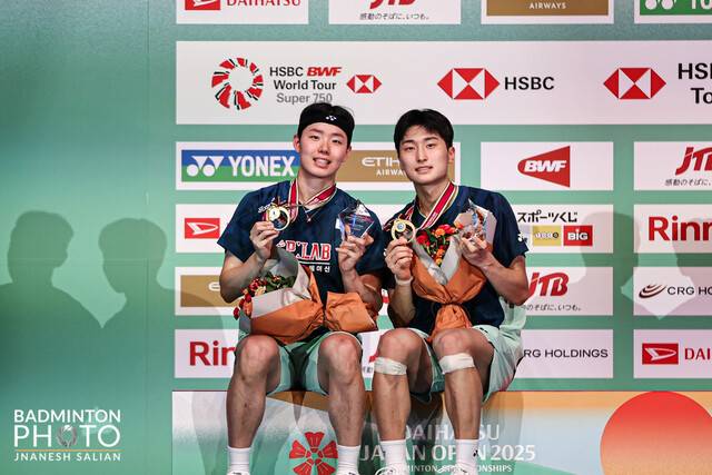 배드민턴 남자복식 세계랭킹 1위 서승재-김원호 짝이 지난 7월 일본오픈에서 우승한 뒤 기념사진을 찍고 있다. 대한배드민턴협회 제공