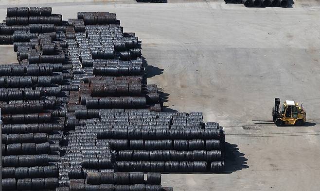 미국이 수입산 철강과 알루미늄 제품에 부과하는 50% 품목관세 적용 범위를 407종의 파생상품으로 확대한 18일 경기도 평택항에 철강 제품이 쌓여 있다. 연합뉴스