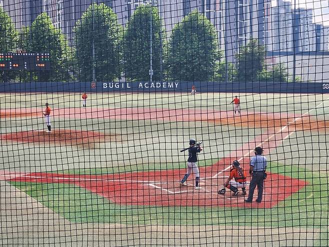 충남 천안 북일고 야구부가 2025년 8월5일 교내 야구장에서 경기도 평택 청담고와 연습경기를 하고 있다. 장필수 기자 feel@hani.co.kr