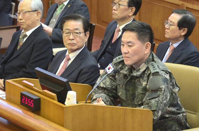 이진우(앞줄 오른쪽) 전 육군수도방위사령관이 2월 4일 서울 종로구 헌법재판소에서 열린 윤석열 전 대통령 탄핵심판 5차 변론기일에 증인으로 출석하고 있다. 헌법재판소 제공