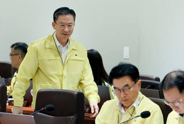 정성호(왼쪽) 법무부 장관이 18일 서울 용산 대통령실 청사에서 열린 제1회 을지국무회의 및 제37회 국무회의에 입장하고 있다. 대통령실통신사진기자단
