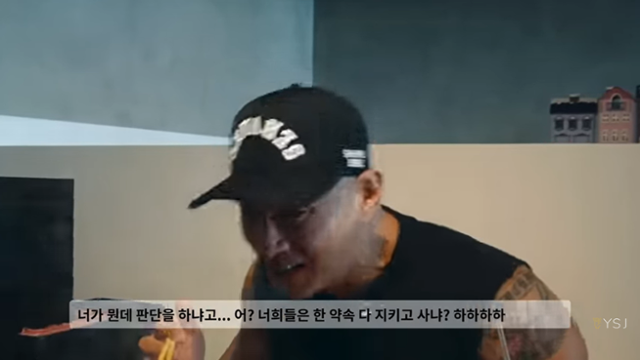 유승준이 17일 자신의 유튜브 채널에 올린 영상에서 "너희들은 (본인이) 한 약속 다 지키고 사냐"고 말하며 폭소를 터뜨리고 있다. 유승준 유튜브 영상 캡처