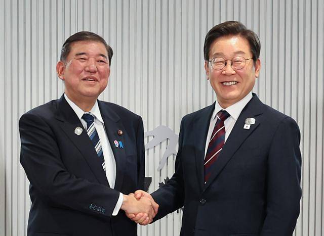 이재명 대통령이 6월 17일(현지시간) 캐나다 앨버타주 캐내내스키스 주요 7개국(G7) 정상회의장에서 열린 한일 정상회담에서 이시바 시게루 일본 총리와 악수하며 기념촬영을 하고 있다. 캐내내스키스(캐나다)=연합뉴스