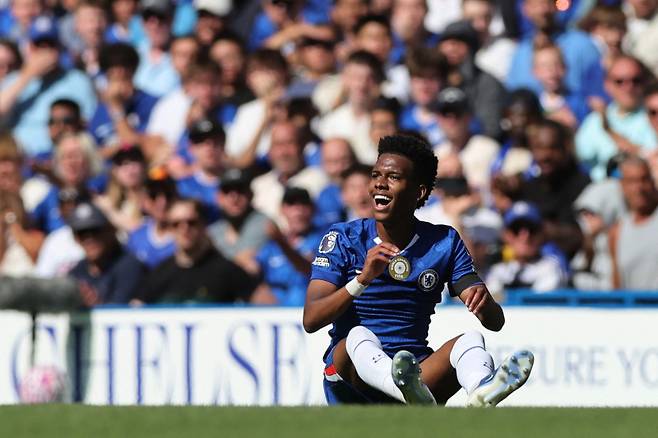 <yonhap photo-0005=""> Soccer Football - Premier League - Chelsea v Crystal Palace - Stamford Bridge, London, Britain - August 17, 2025 Chelsea's Estevao reacts REUTERS/David Klein EDITORIAL USE ONLY. NO USE WITH UNAUTHORIZED AUDIO, VIDEO, DATA, FIXTURE LISTS, CLUB/LEAGUE LOGOS OR 'LIVE' SERVICES. ONLINE IN-MATCH USE LIMITED TO 120 IMAGES, NO VIDEO EMULATION. NO USE IN BETTING, GAMES OR SINGLE CLUB/LEAGUE/PLAYER PUBLICATIONS. PLEASE CONTACT YOUR ACCOUNT REPRESENTATIVE FOR FURTHER DETAILShttps://isplus.com/2025-08-18 00:01:06/ <저작권자 ⓒ 1980-2025 ㈜연합뉴스. 무단 전재 재배포 금지, AI 학습 및 활용 금지></yonhap>