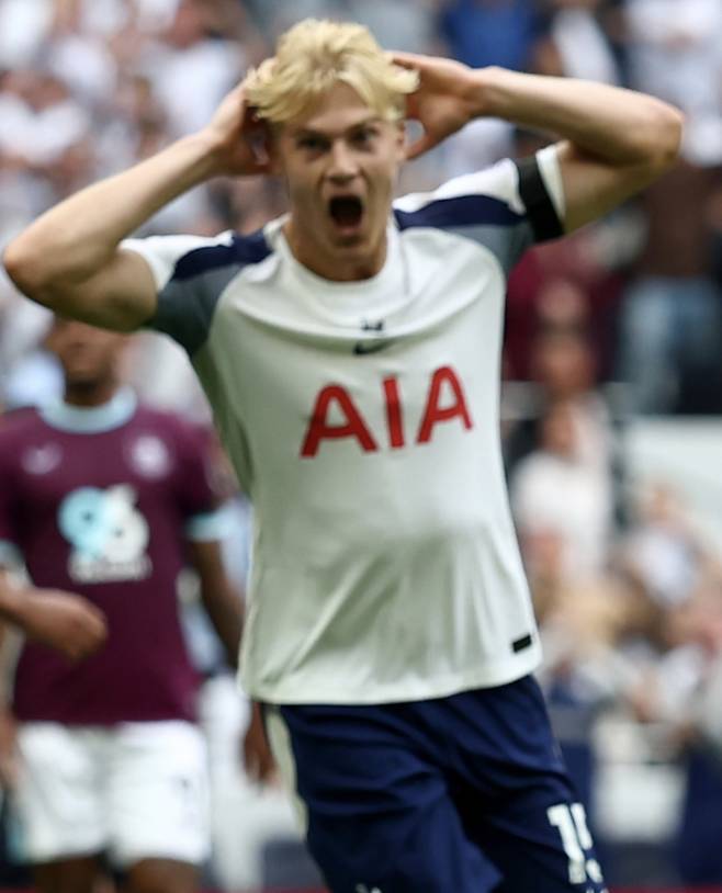 히샤를리송의 원더골을 보고 놀란 베리발. 사진=토트넘 SNS