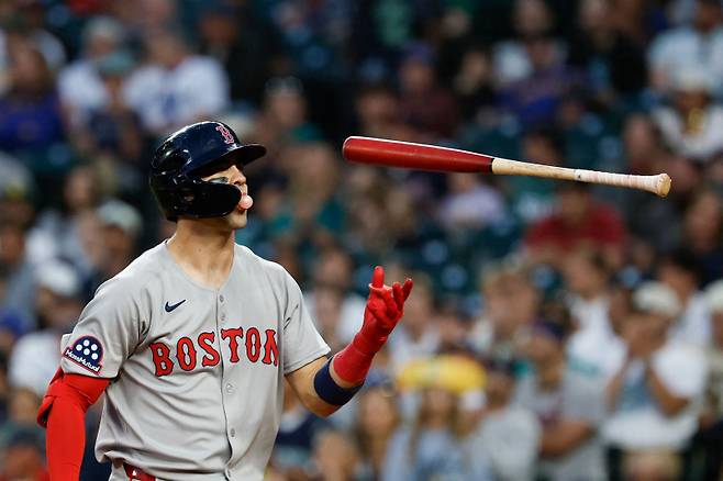 <yonhap photo-3200=""> SEATTLE, WASHINGTON - JUNE 16: Marcelo Mayer #39 of the Boston Red Sox flips his bat while blowing a bubble gum bubble during the ninth inning against the Seattle Mariners at T-Mobile Park on June 16, 2025 in Seattle, Washington. Alika Jenner/Getty Images/AFP (Photo by Alika Jenner / GETTY IMAGES NORTH AMERICA / Getty Images via AFP)/2025-06-17 13:07:27/ <저작권자 ⓒ 1980-2025 ㈜연합뉴스. 무단 전재 재배포 금지, AI 학습 및 활용 금지></yonhap>