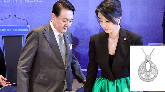 윤석열 전 대통령과 김건희 여사가 2022년 6월 스페인에서 열린 동포 만찬간담회에 참석했다. 특검팀은 당시 김 여사가 착용한 반클리프 목걸이가 서희건설 측의 청탁용 선물로 의심하고 있다. 대통령실사진기자단